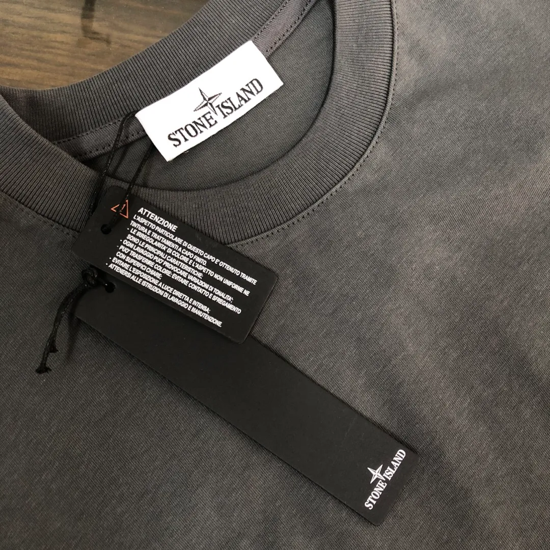 P150 A🍃Stone island 2025 spring and summer new men's and women's short-sleeved round neck T-shirt, with a unique and high-end style, embellished with the iconic compass logo! Customized pure cotton fabric! A simple and high-end fashion item, a fashionable product with very high-end charm and a must-have item for fashion trends! All three standards are complete! ! Color: black, white, dark gray, coffee Size: S M L XL (loose fit, please state your height and weight when placing an order)